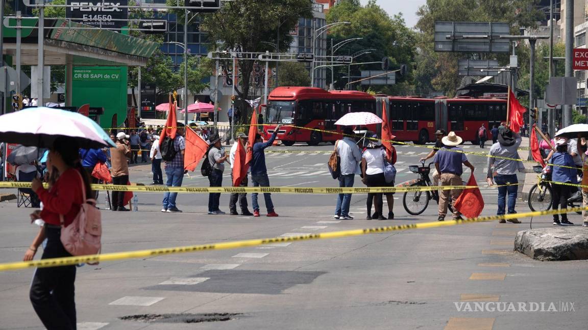 CNTE bloquea carriles centrales de Paseo de la Reforma y acuden a embajadas