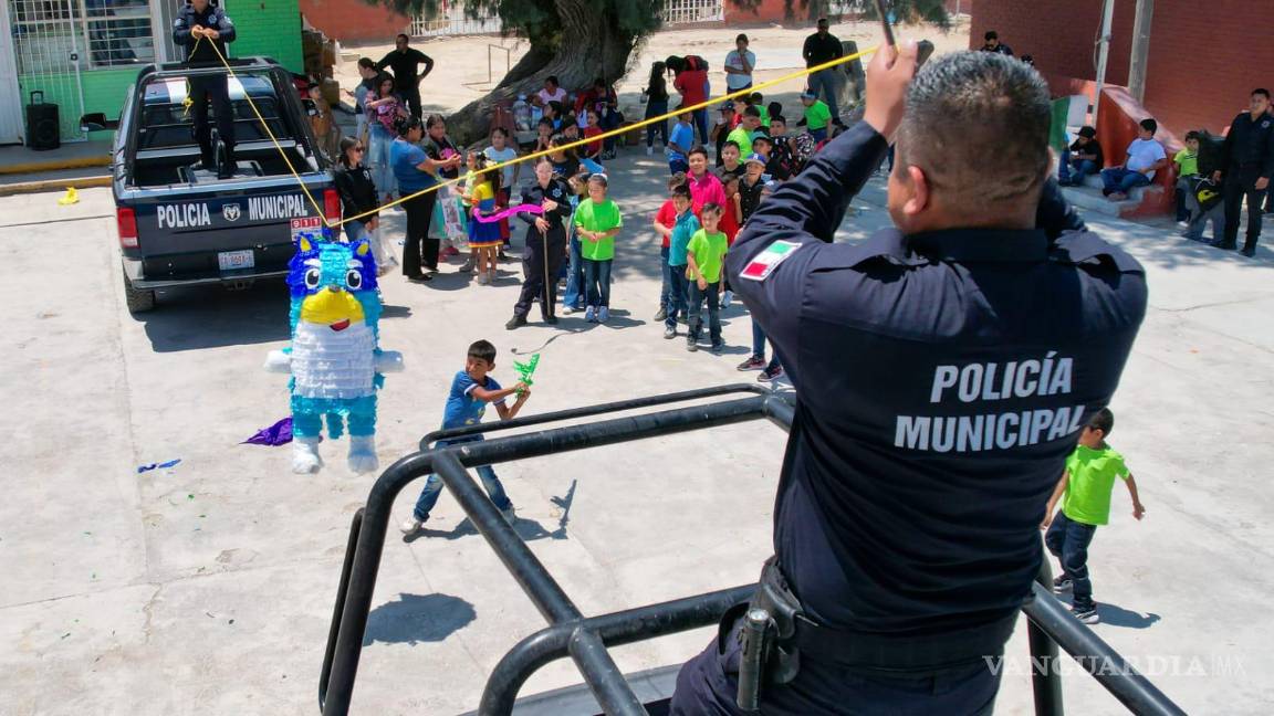 Policías de Ramos Arizpe celebran el Día del Niño con 250 menores del ejido Paredón
