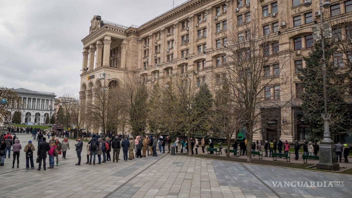 $!Cientos de ucranianos forman una kilométrica en la principal oficina de correos de Kiev para comprar un timbre postal que celebra el hundimiento del Moskva.