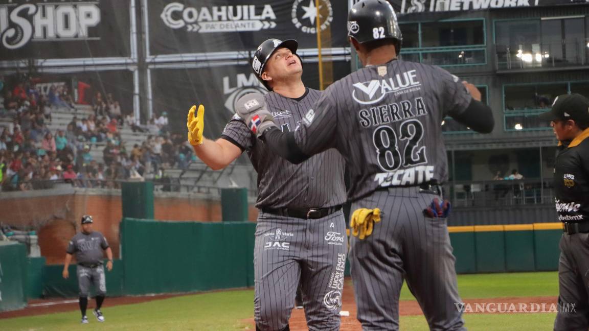 $!Los Saraperos celebraron en el dugout tras asegurar la serie frente a su afición en el estadio Francisco I. Madero.
