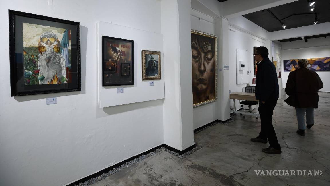 $!Personas visitan la exposición El arte como denuncia en la galería Aguafuerte en Ciudad de México (México).