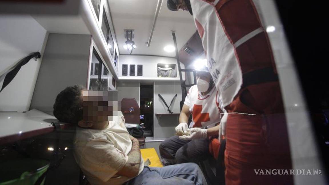 $!Se pidió el apoyo de paramédicos de Cruz Roja, quienes tras darle los primeros auxilios decidieron trasladarlo al Hospital General.