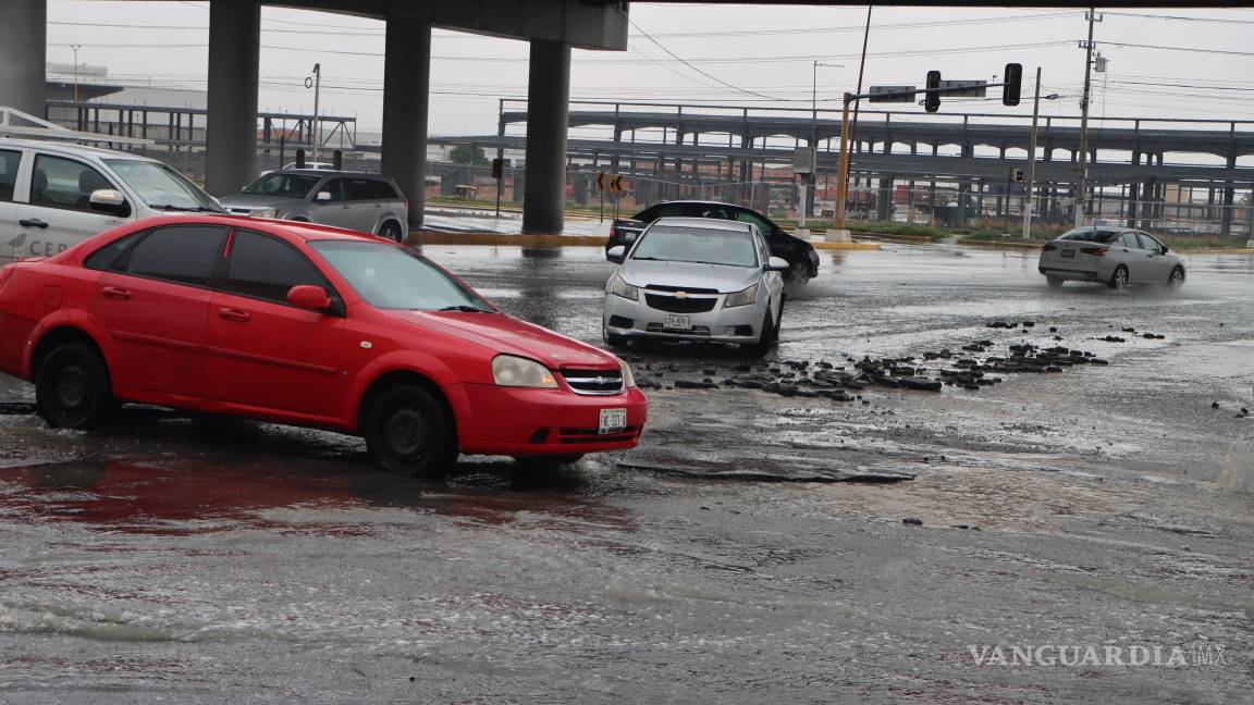 $!El pavimento se vio afectado en la entrada de Mirasierra.