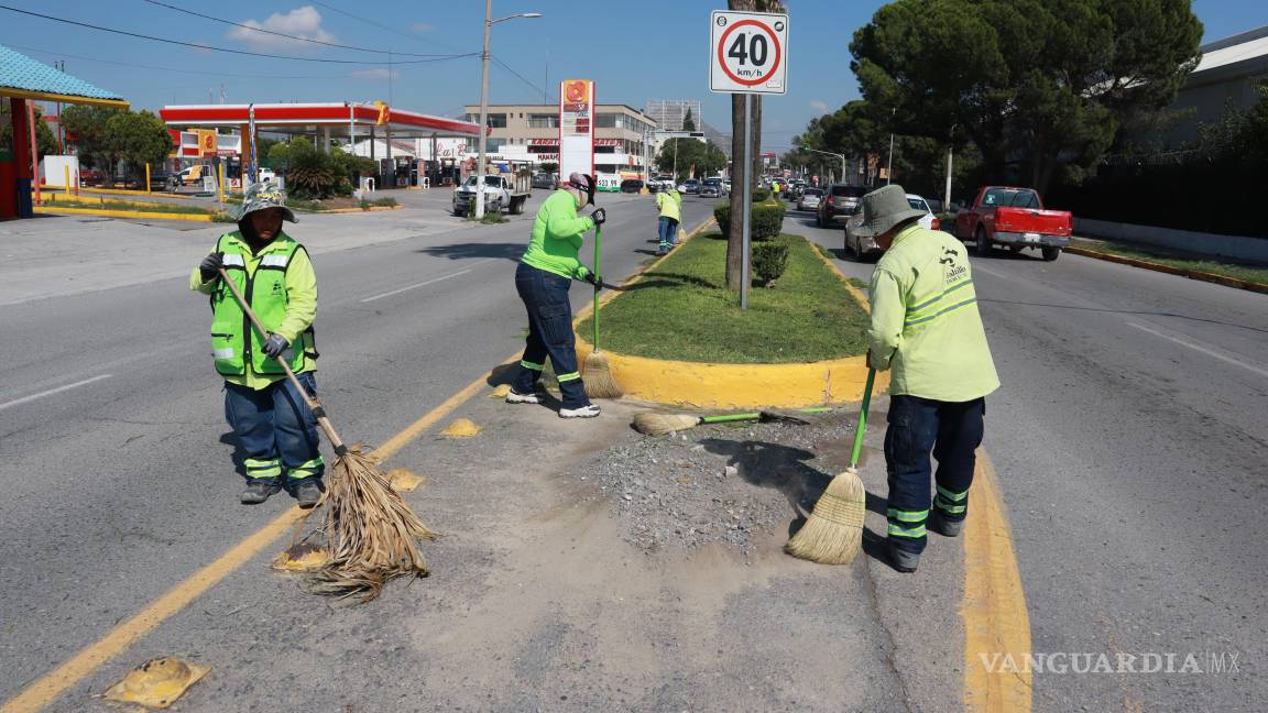 $!En el bulevar Francisco Coss, se llevaron a cabo labores de limpieza, deshierbe y recolección de basura en camellones y laterales.