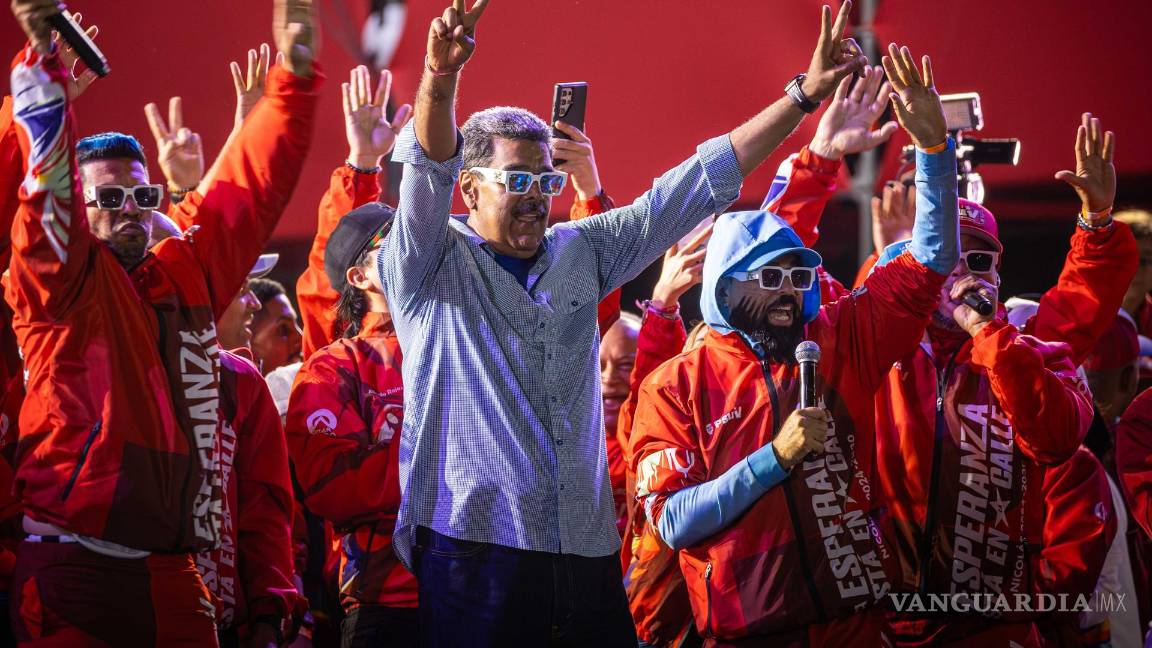 $!El presidente de Venezuela y aspirante a la reelección, Nicolás Maduro, saluda a los asistentes al cierre de su campaña este jueves, en Caracas, Venezuela.