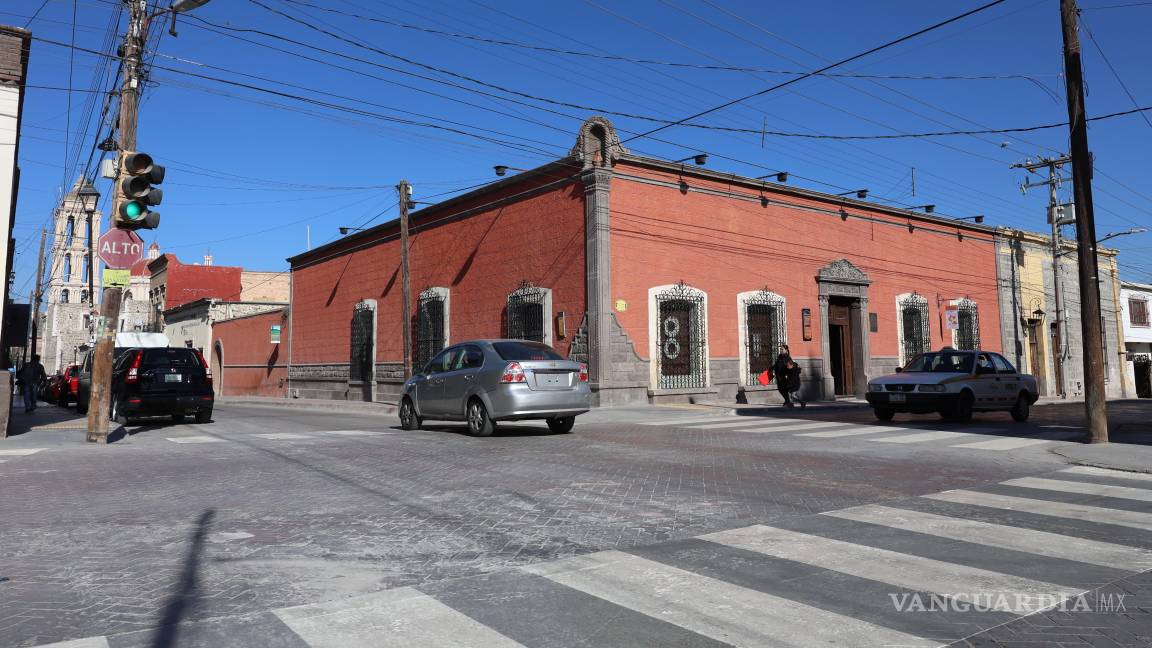 $!Vecinas de la calle General Cepeda, en el Centro Histórico de Saltillo, se reunieron con autoridades municipales para expresar su inconformidad por la falta de agua y los problemas de movilidad tras la remodelación de la vialidad.