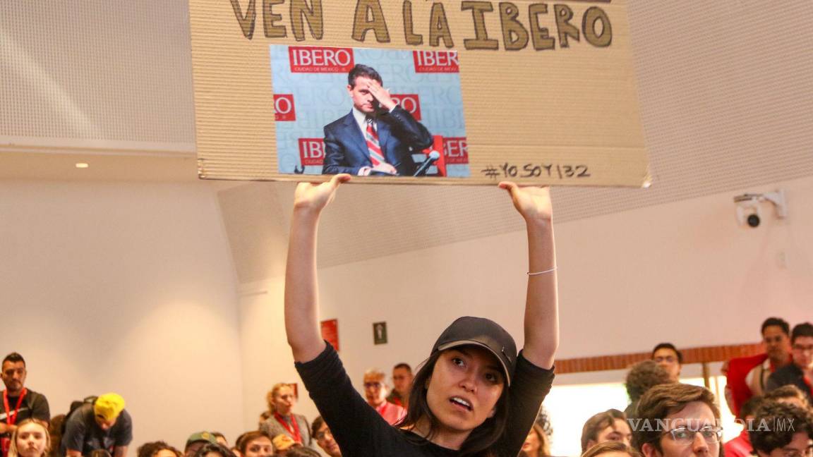 $!La candidata a la Presidencia de la República, por la Coalición Fuerza y Corazón por México, Xóchitl Gálvez Ruíz, acudió a la Universidad Iberoamericana. Algunos estudiantes le manifestaron su apoyo otros le recordaron a los partidos que la apoyan en su carrera a la Presidencia. FOTO: VICTORIA VALTIERRA | CUARTOSCURO