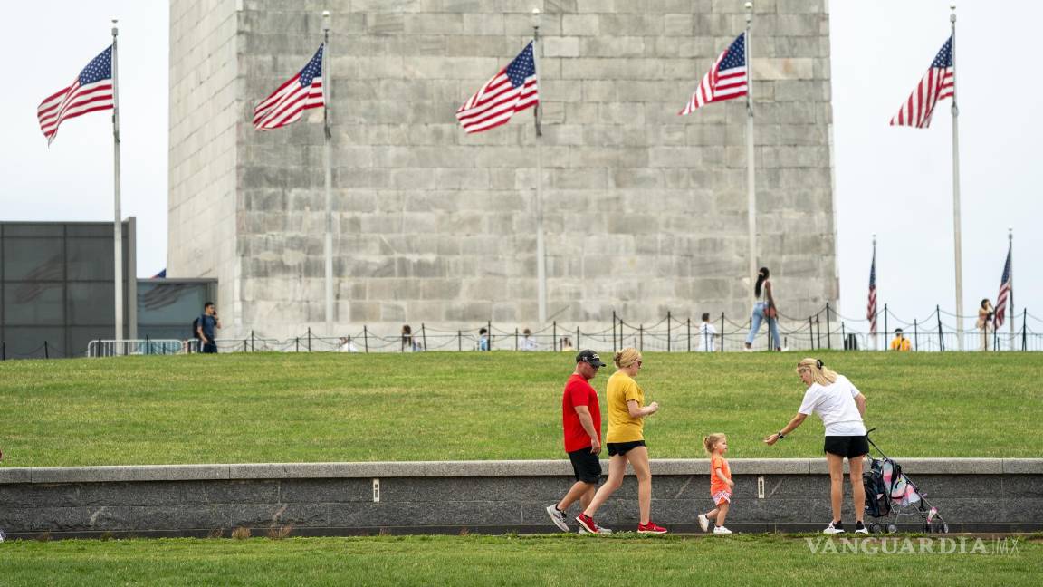 $!Los visitantes caminan por un sendero cerca del Monumento a Washington en el National Mall en Washington, DC.