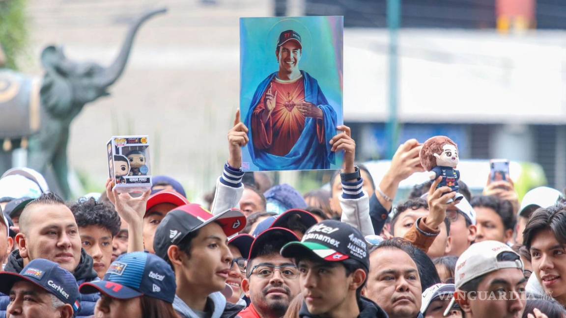 $!Los aficionados se pusieron al exterior del recinto de la CDMX con pósters y carteles creativos en torno al tapatío.