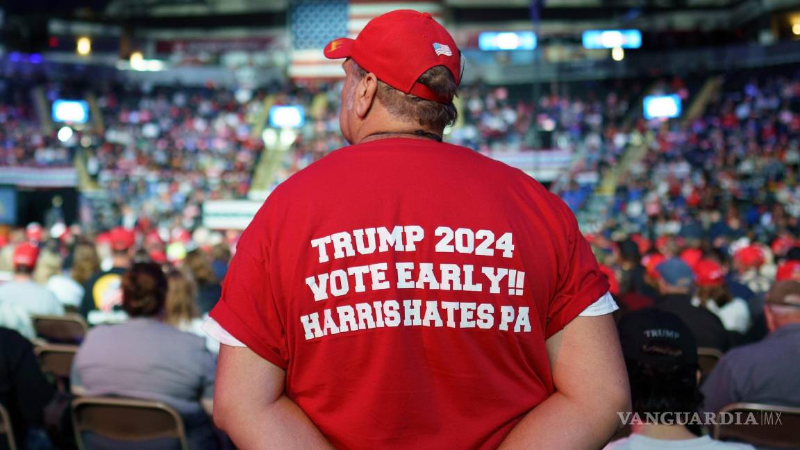 $!Un partidario espera a que el expresidente estadounidense Donald Trump asista a un mitin en Reading, Pensilvania.