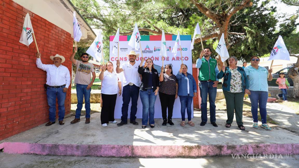 Arteaga embellece Los Lirios con emblemático arco de acceso