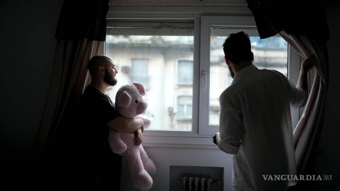 $!Nikolai Shushpan, sostiene un osito de peluche que le regaló su compañero Dmitri Yarin, en su casa de Buenos Aires, Argentina.