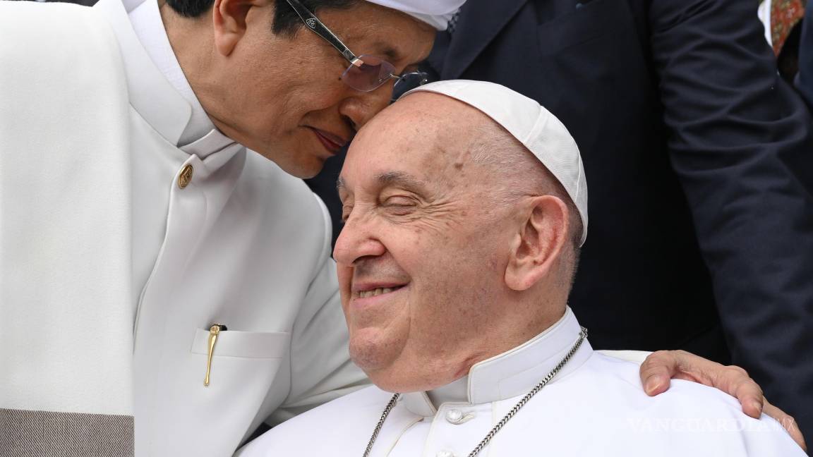 $!El Papa Francisco con el Gran Imán de la Mezquita Istiqlal, Nasaruddin Umar al final del encuentro interreligioso en la Mezquita Istiqlal en Yakarta, Indonesia.