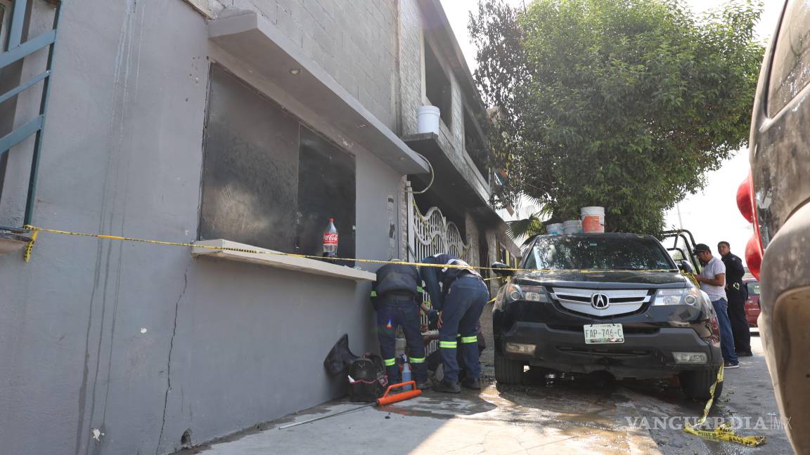 $!El incendio, que cobró la vida de cinco menores y dos adultos, dejó la vivienda completamente destruida; Protección Civil continúa evaluando los daños.