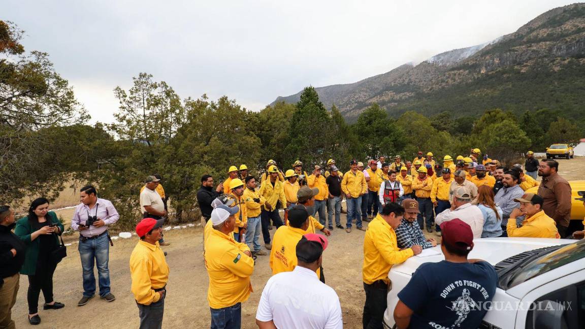 $!Un total de 94 brigadistas están trabajando en la zona para controlar el incendio.
