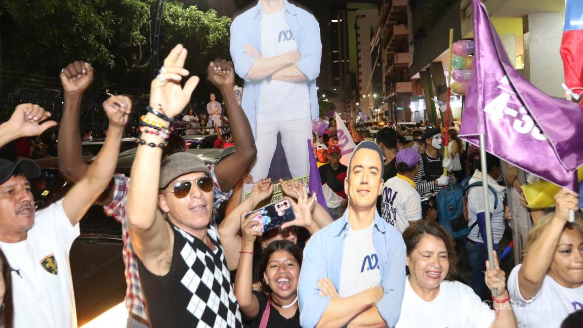 $!Simpatizantes del candidato a la presidencia Daniel Noboa, celebran el triunfo de su candidato durante las elecciones presidenciales 2023, hoy en Guayaquil.