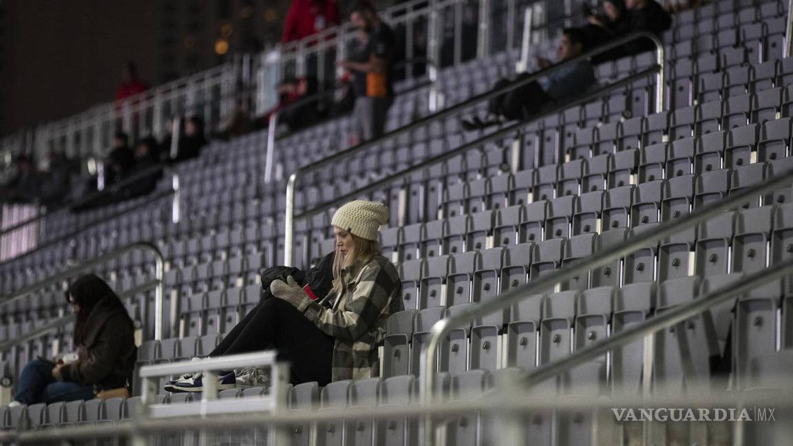 $!La gente que se dio cita para presenciar las prácticas, finalmente fue desalojada cuando se reanudaron las acciones, pese a que ya habían esperado cinco horas.