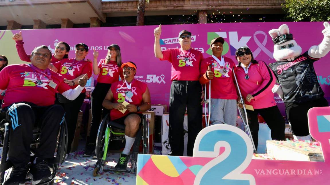 $!El alcalde José María Fraustro Siller encabezó la rifa de más de 200 premios para los participantes.