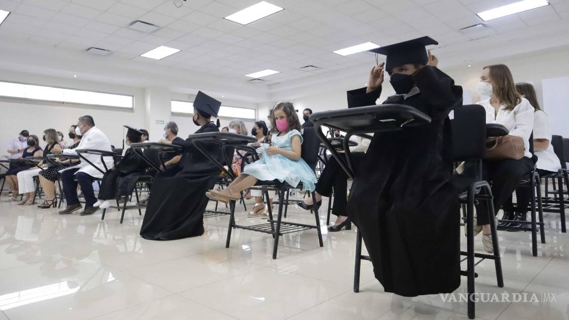 En Coahuila, terminan sus estudios desde la cama de un hospital