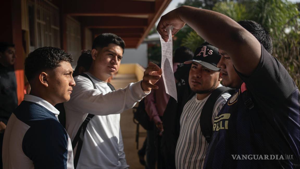 $!Varios estudiantes revisan los horarios del primer día de clases en la escuela Normal Rural Raúl Isidro Burgos de Ayotzinapa, en el estado de Guerrero.