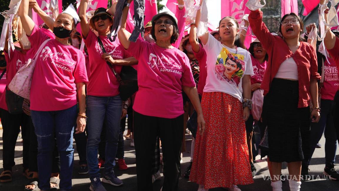 $!Activistas alzan sostenes para simbolizar su liberación en una protesta con motivo del Día Internacional de la Mujer, en Manila, filipinas.