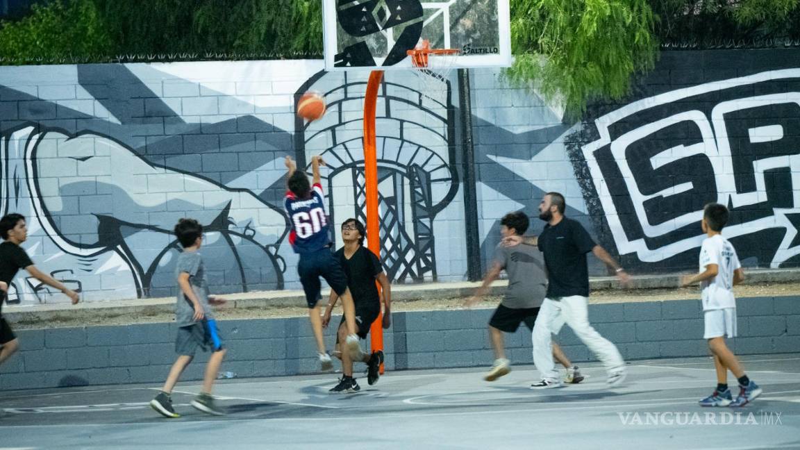 Saltillo: Se convierte plaza inaugurada por estrella de la NBA, en punto de encuentro de familias