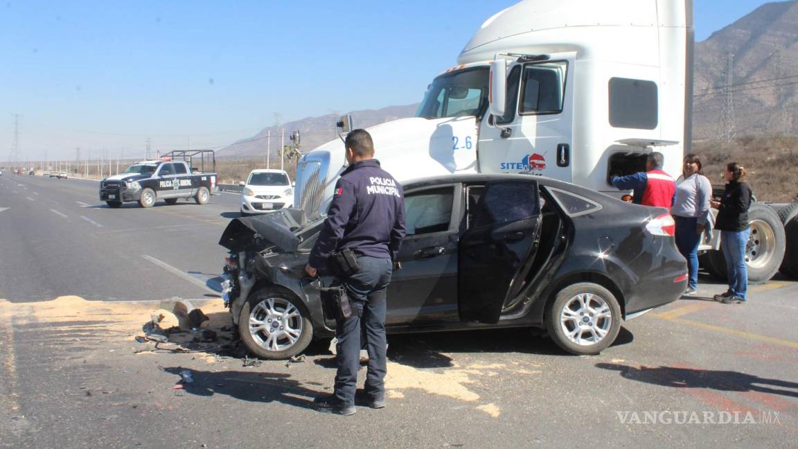 Tráiler destroza a Chevy, en la carretera Saltillo-Zacatecas