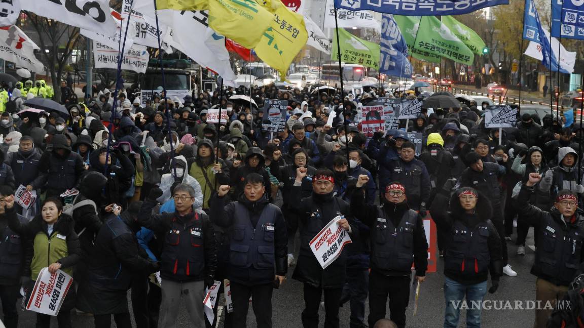 $!Miembros de la Confederación Coreana de Sindicatos (KCTU)en una manifestación para pedir la destitución y el impeachment del presidente surcoreano en Seúl.