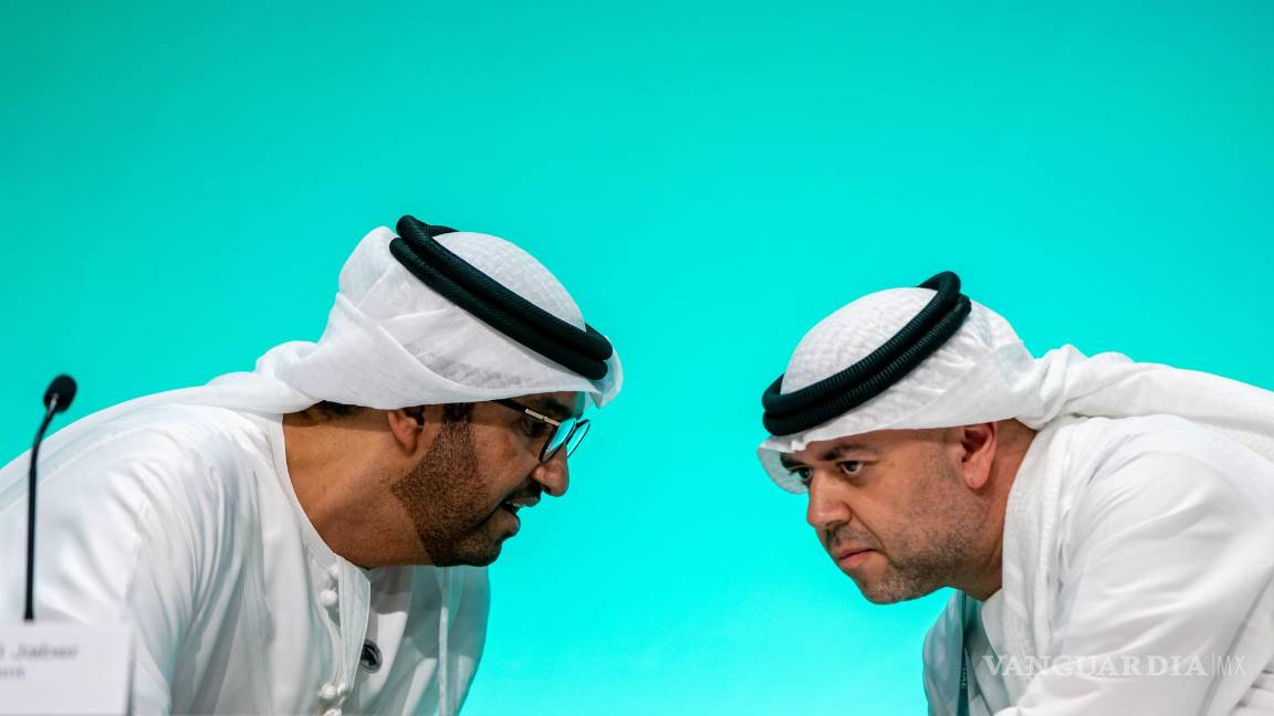 $!Sultan Ahmed Al Jaber (i), presidente de la COP28, conversa con el embajador Majid Al Suwaidi (d), director General de la conferencia climática COP28 en Dubai.