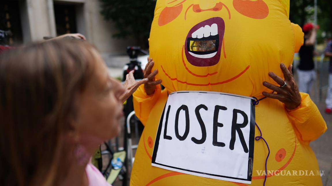 $!Un manifestante con un disfraz inflable en Washington, DC.