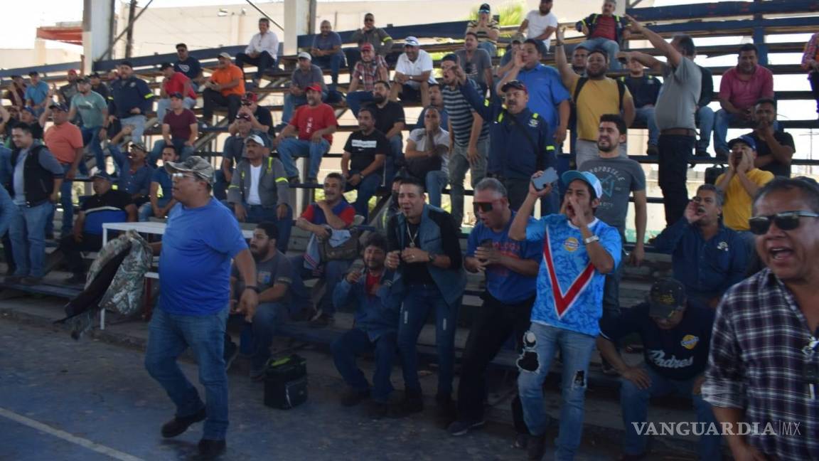 Con amago de violencia y a gritos, obreros de AHMSA exigen pago a líderes sindicales