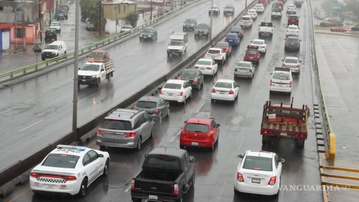 $!Largas filas de autos se formaron en los puentes de Fundadores.