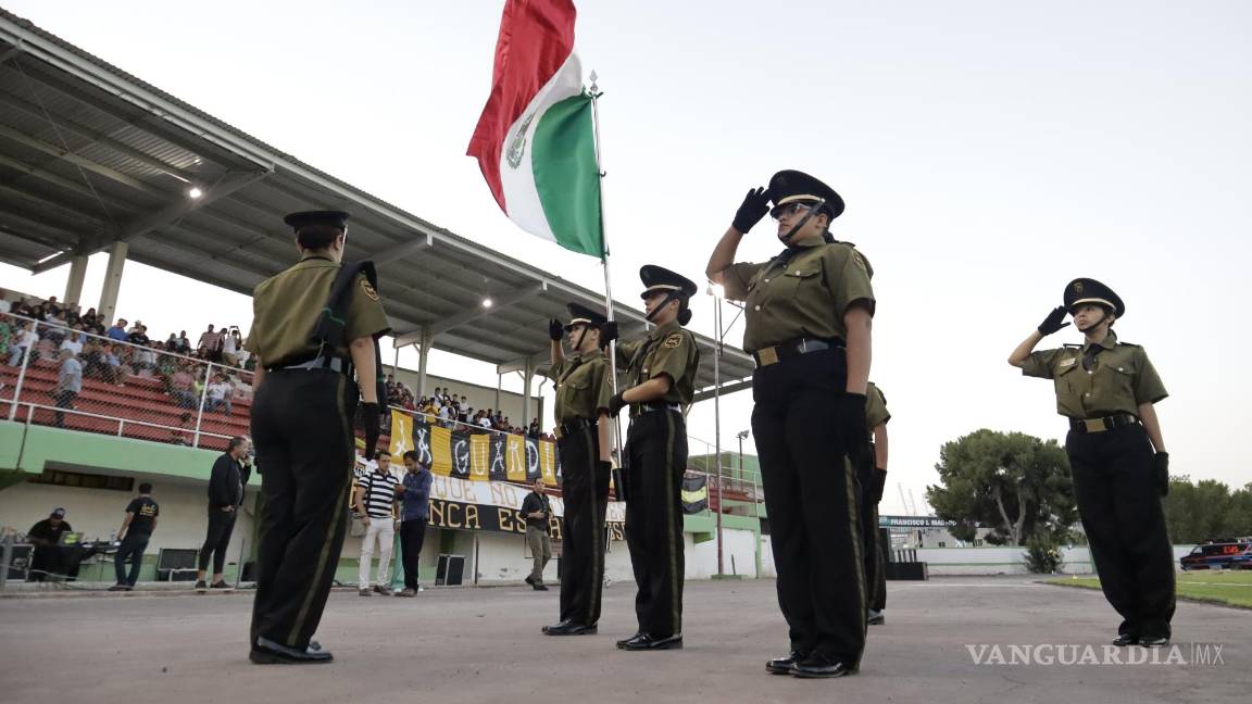 $!Se realizaron los tradicionales honores a la bandera previo al duelo.