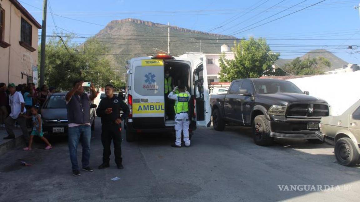 $!Paramédicos de la Secretaría de Salud llegaron al lugar para valorar la condición del afectado tras la descarga.
