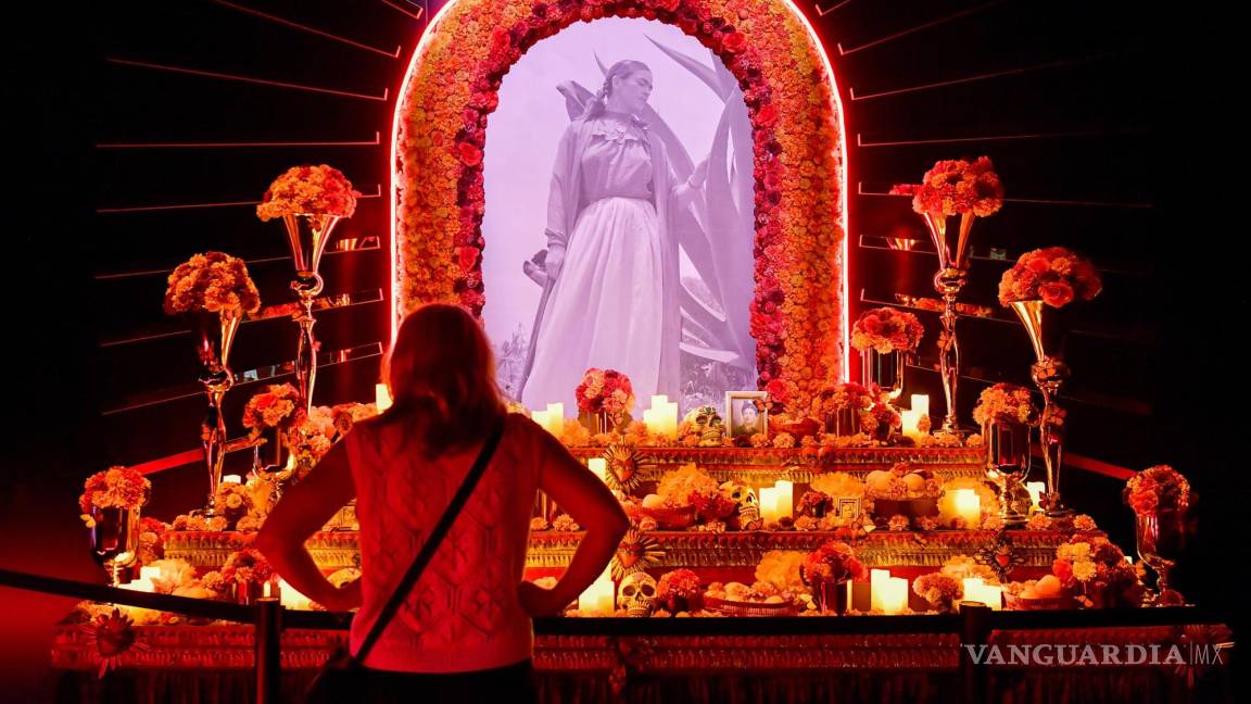 $!Una persona durante la inauguración de Frida Kahlo: La vida de un ícono, como parte del Festival de Sydney 2023, en Sydney, Australia.