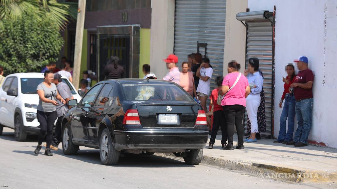 $!Personas observaron desde la banqueta el lugar donde ocurrió el incendio que conmocionó a toda la colonia.