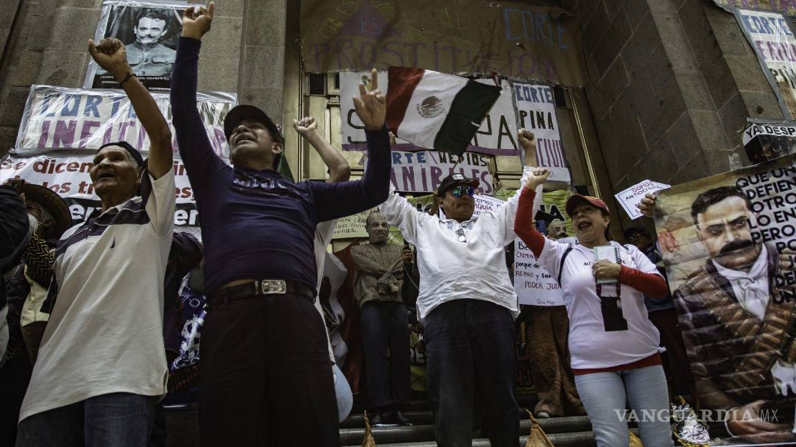$!Defensores de la SCJN acudieron al Máximo Tribunal y se enfrentaron a simpatizantes de Morena, que realizaban un campamento en el lugar.
