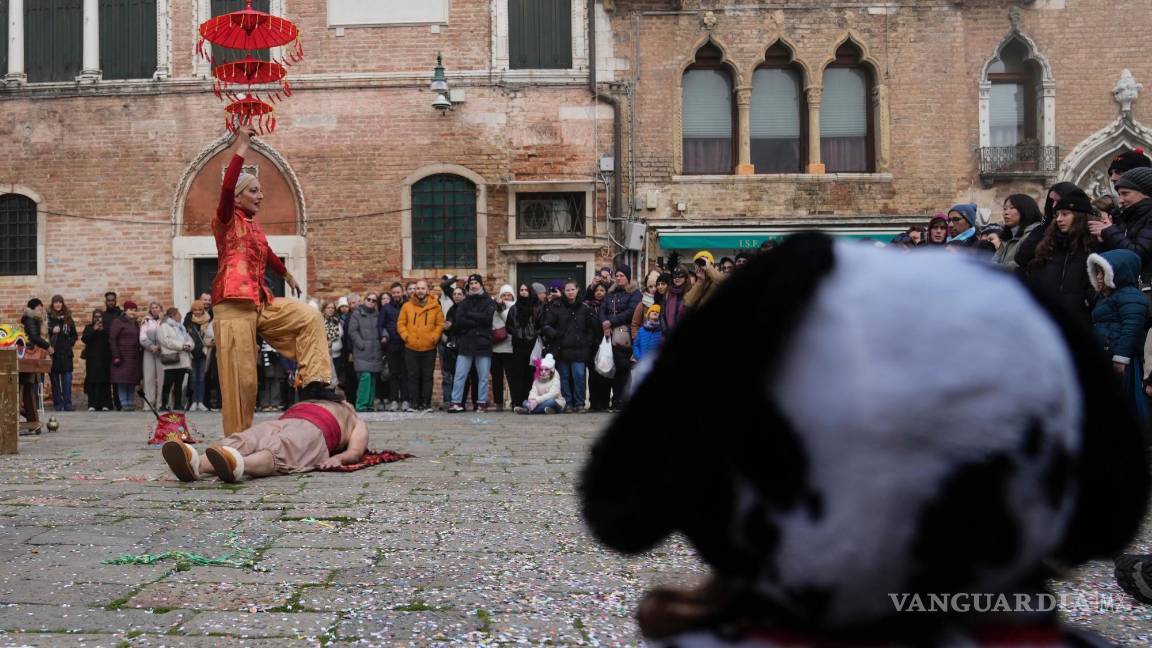 $!Un artista callejero llamado Arteare ejecuta una variedad de artes orientales, entre faquirismo, danza y fuego, en la inauguración del Carnaval, en Venecia.