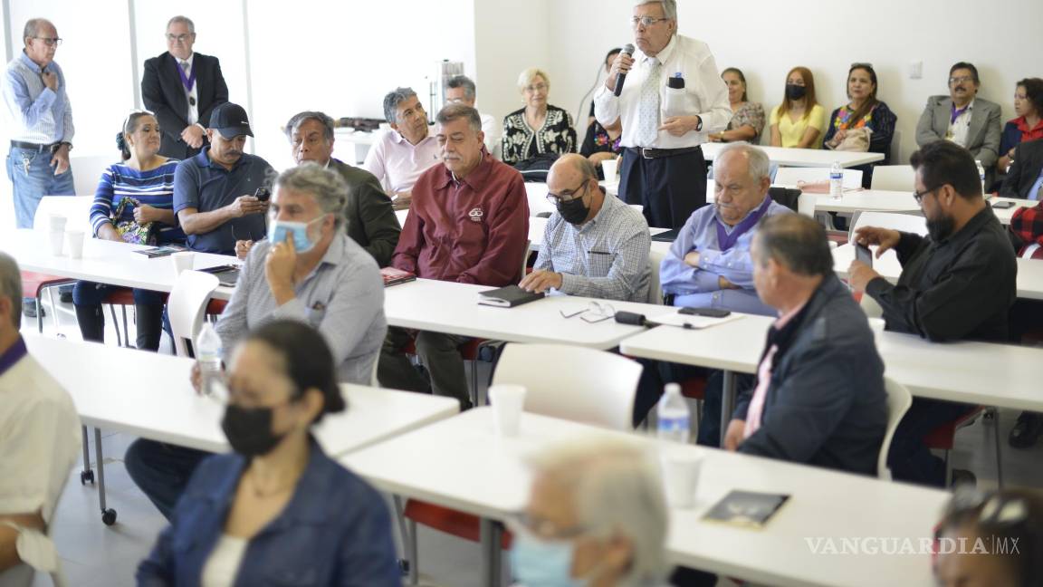 $!Saltillo, Coah. Mex. 10 de septiembre del 2022 Paticipación de la Asociación de Cronitas e Historiadores de Coahuila en la Feria Internacional del Libro de Coahuila, en la sala de usos múltiples de la Infoteca de Arteaga