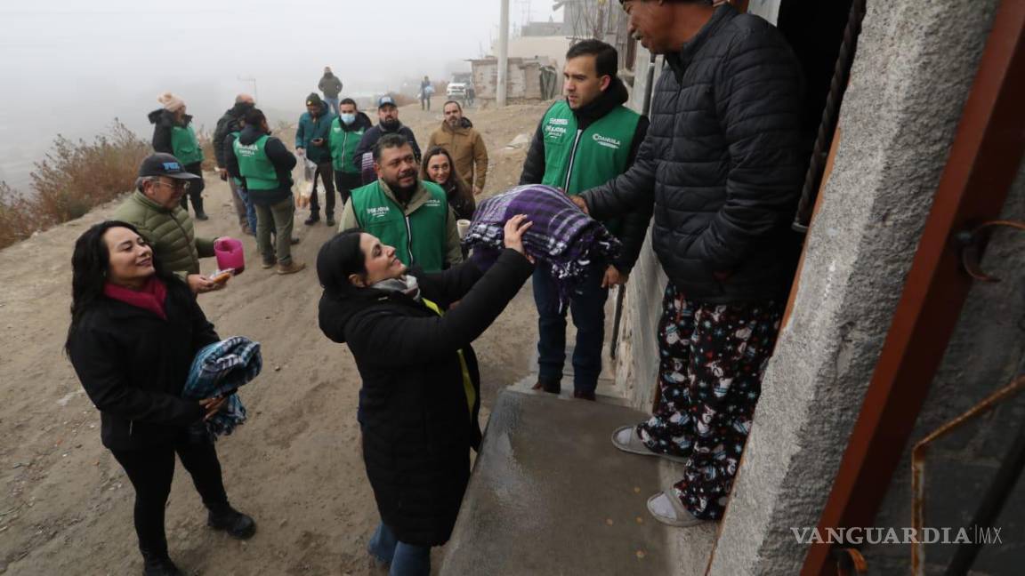 $!Cobijas, alimentos y bebidas calientes fueron repartidos entre los vecinos.