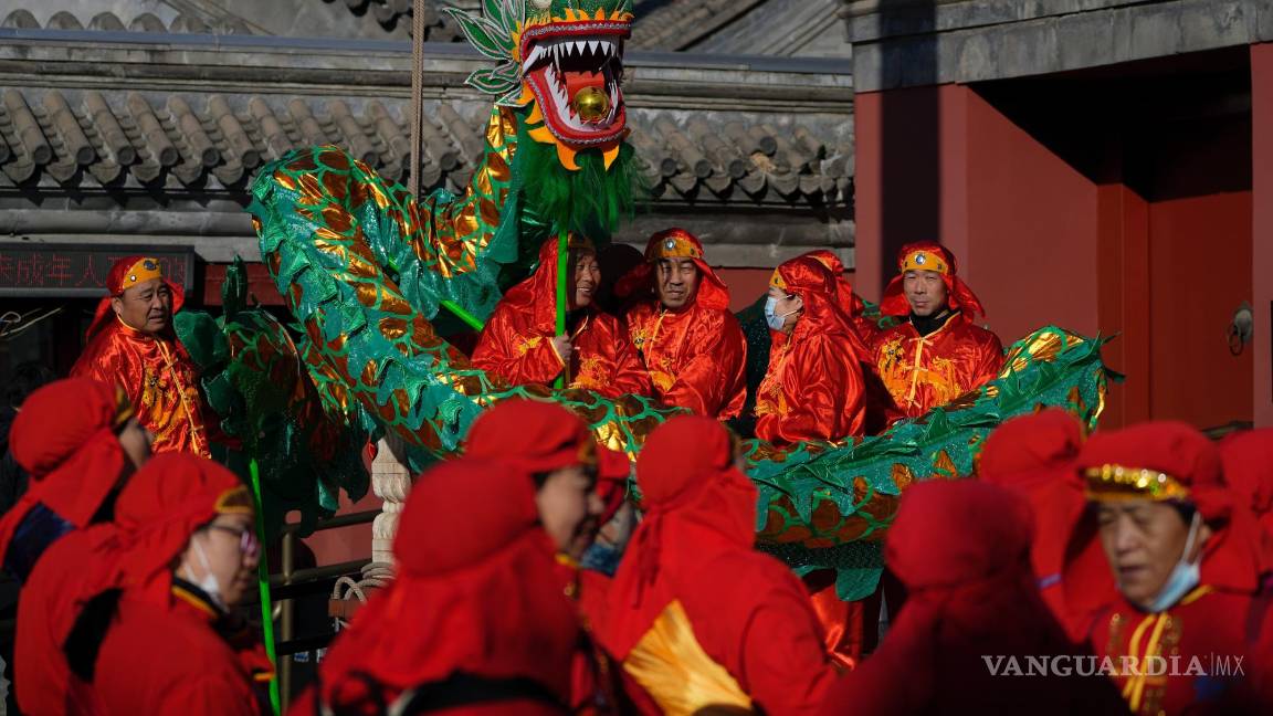 $!Danzantes esperan para actuar en el templo Dongyue en el primer día del Año Nuevo Lunar, en Beijing.