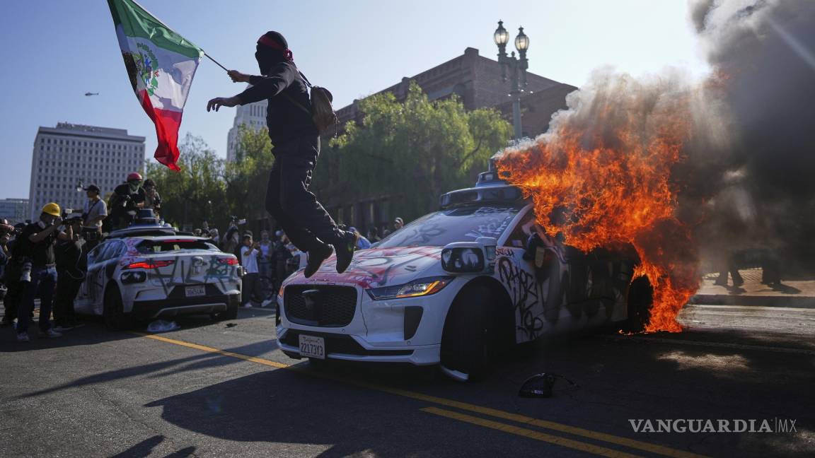$!Las fotos de provocadores enmascarados ondeando banderas mexicanas sobre taxis Waymo en llamas se difundieron por las redes sociales conservadoras.