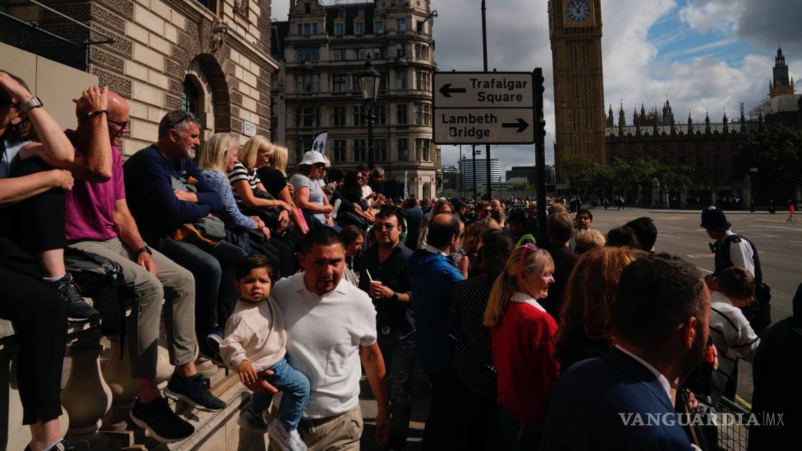 $!La gente se reúne para la procesión del ataúd de la reina Isabel II desde el Palacio de Buckingham hasta el Westminster Hall, en Londres.