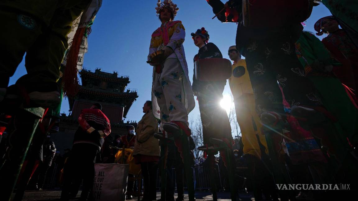 $!Danzantes chinos ataviados con ropa tradicional, esperan para actual en el templo Dongyue en el primer día del Año Nuevo Lunar, en Beijing.