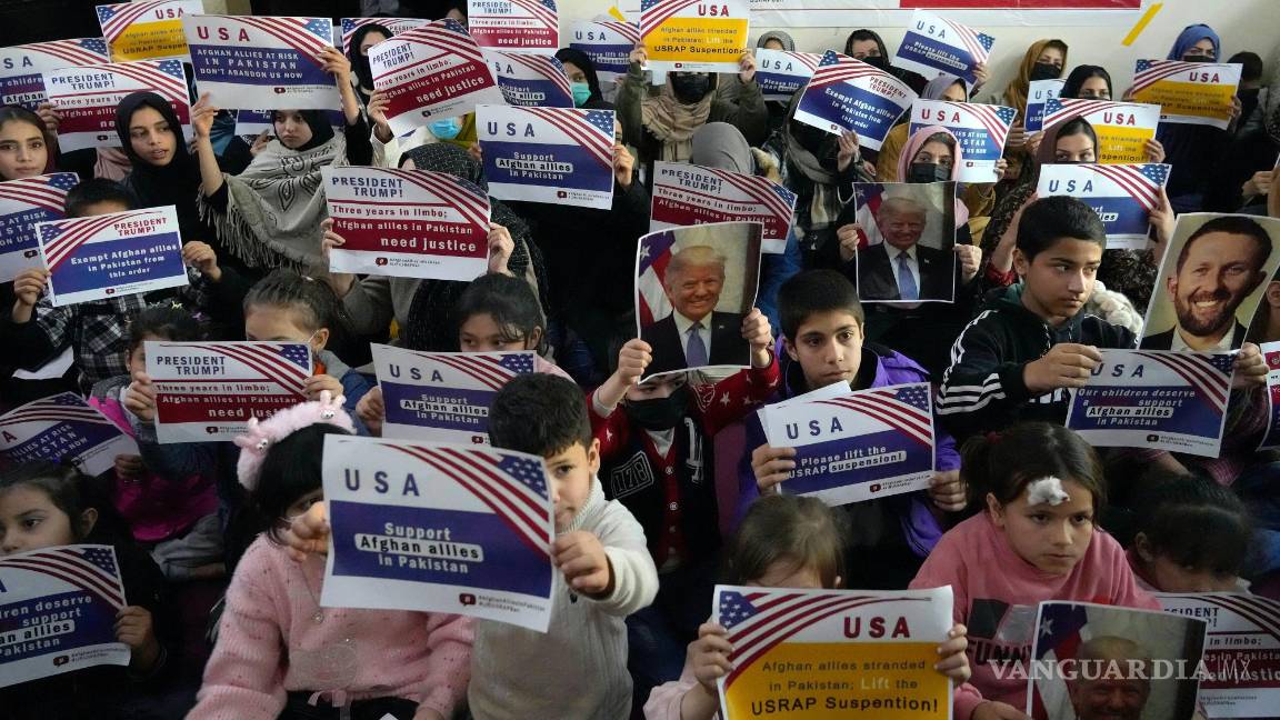 $!Refugiados afganos en una reunión para discutir la situación después de que Trump suspendió los programas de refugiados de EU, en Islamabad, Pakistán.