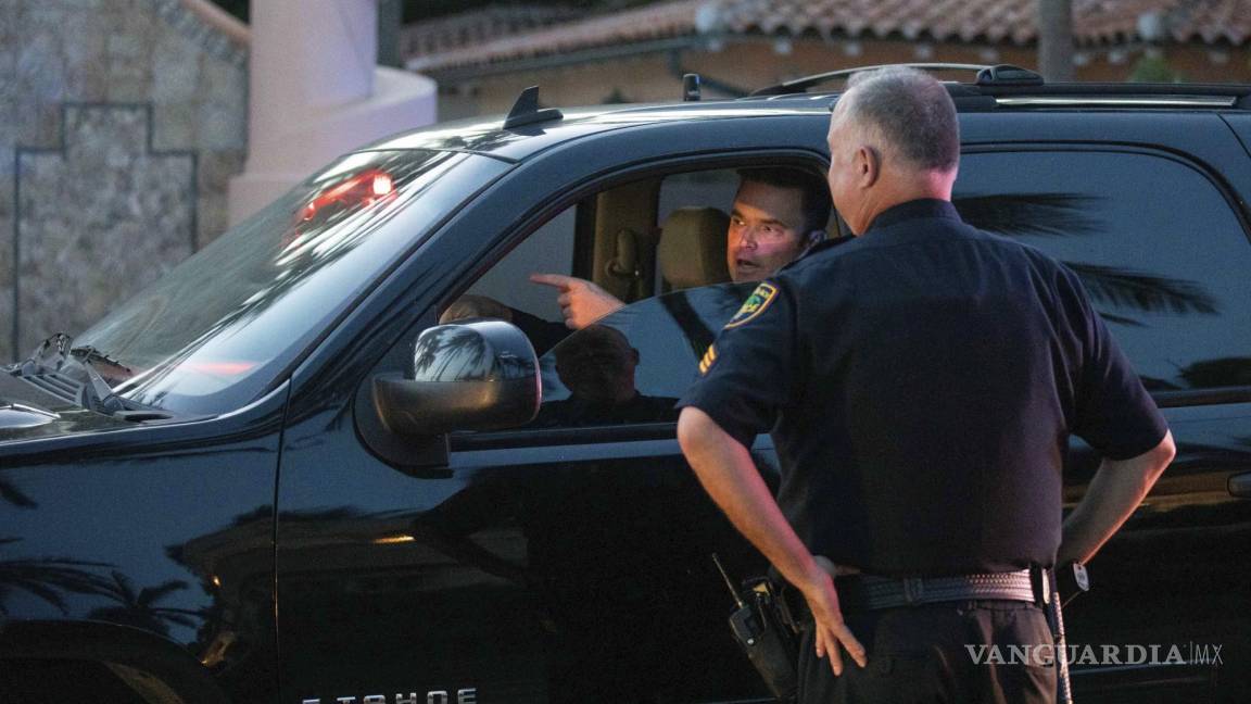 $!Un oficial de policía de Palm Beach habla con un conductor cerca de Mar-A-Lago en Palm Beach, Florida.