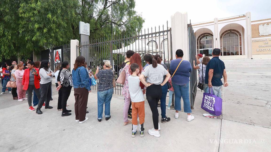 $!Gran número de personas acudió por su arbolito a la explanada de Rectoría.