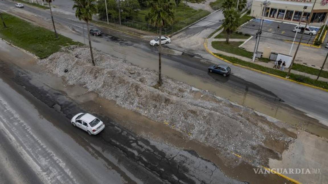 $!La lluvia arrastró grava y escombros a las laterales del bulevar Fundadores, obstruyendo la circulación y requiriendo intervención de las autoridades municipales.