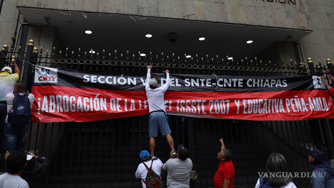 CNTE y Segob retoman la mesa de diálogo; pero continuarán en plantón