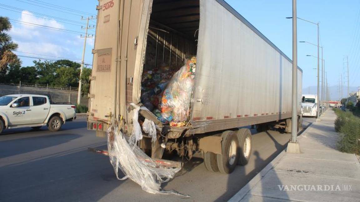 $!El remolque del camión muestra los daños en el costado derecho trasero que causaron la invasión del carril contrario.